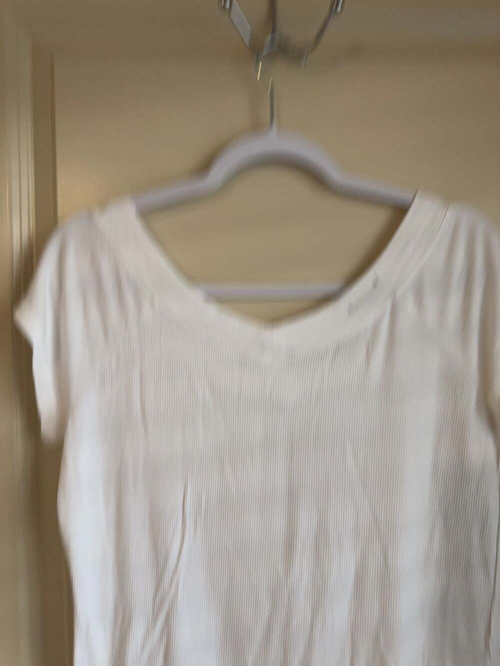 Bebe White Ribbed Rhinestone Logo V-Neck T-Shirt Size XL - Picture 6 of 6